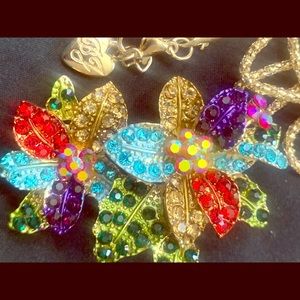 Betsy Johnson crystal flower 🌸 pendant brooch